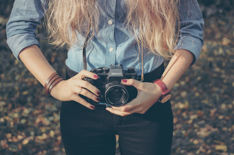 photographe-SPERACEDES-min_hand-person-girl-woman-camera-photography-614-pxhere.com